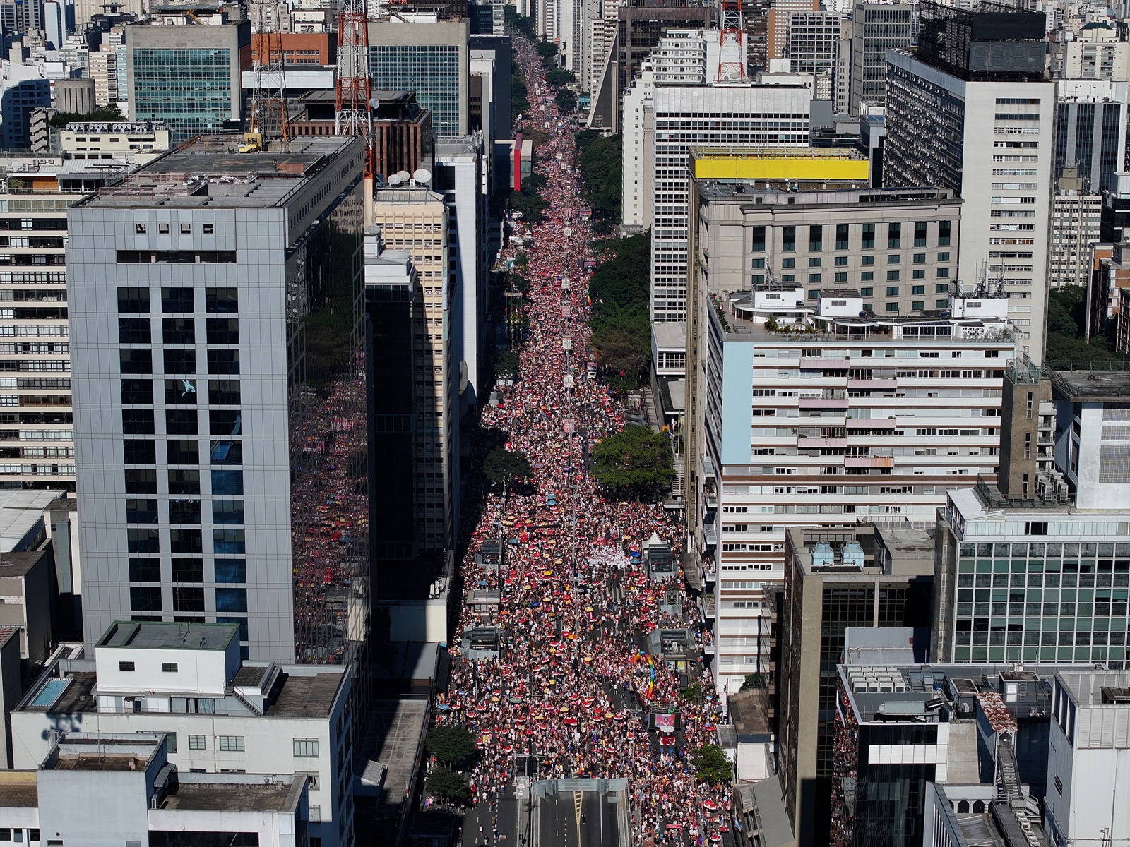 Avenida Paulista recebe a 30ª edição da Parada do Orgulho LGBT+ no domingo (7 de junho)
