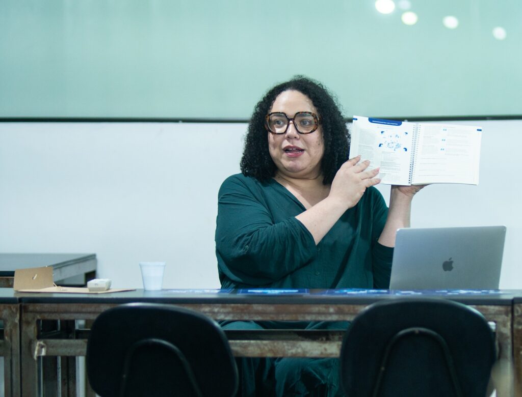 Helena Vieira, líder de projetos e parcerias da More in Common Brasil, durante o ciclo formativo