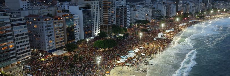 Ato musical em defesa da democracia em Copacabana
